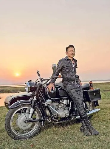 刘德华40℃穿着皮衣拍广告酷毙了,他挨着电单车,夕阳余晖下展现真型男