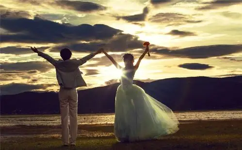 幸福的小两口高调秀恩爱!