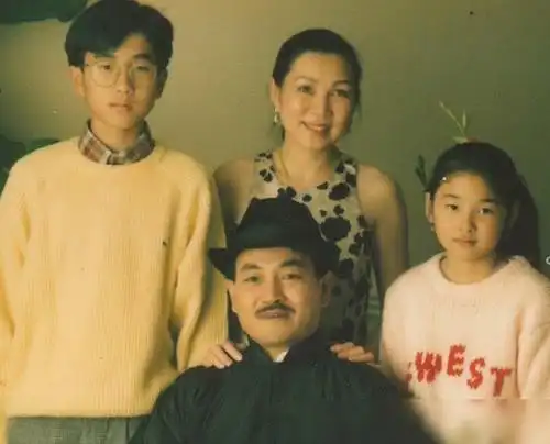 在这里不得不夸的是,年轻时的李馥莹也是一个美女.