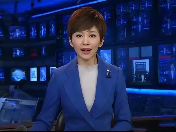 身为央视的一名重要面孔,该人不仅频繁地在电视荧幕前露面,还积极地