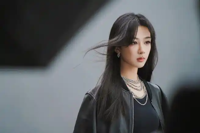 杨紫冷脸酷妆##明星爱大牌