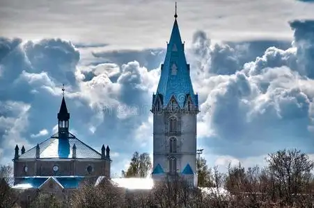 背景为多云天空的美丽教堂照片