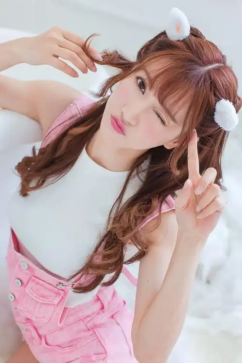 楚楚动人的女孩白皙美腿性感私房写真