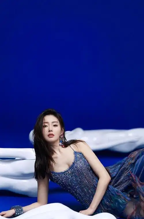 90后女神张天爱,凹凸身材玲珑有致,性感呼之欲出