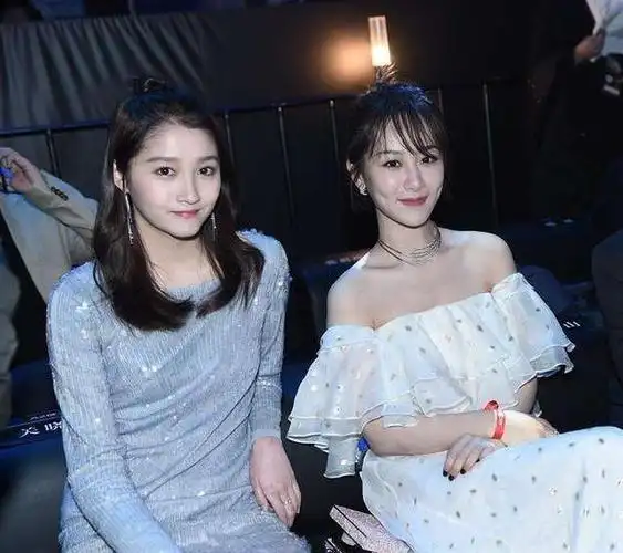 有种"公开处刑"叫关晓彤杨紫同框,身材对比惨烈:超模vs网红|张嘉倪
