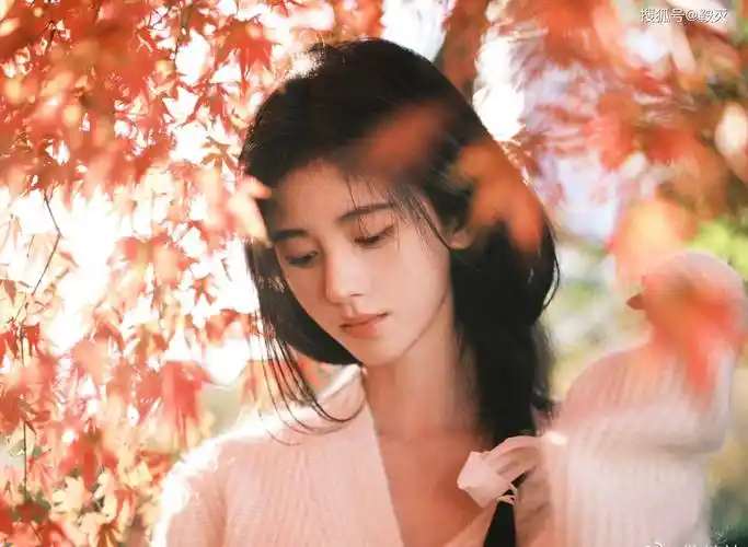 鞠婧祎冬日写真,白色毛衣御寒