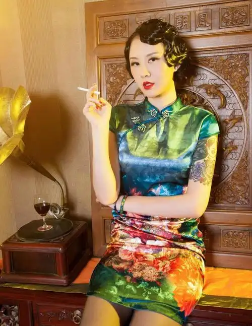 北京丽柜性感美女模特菲菲旗袍丝袜美腿写真照图片