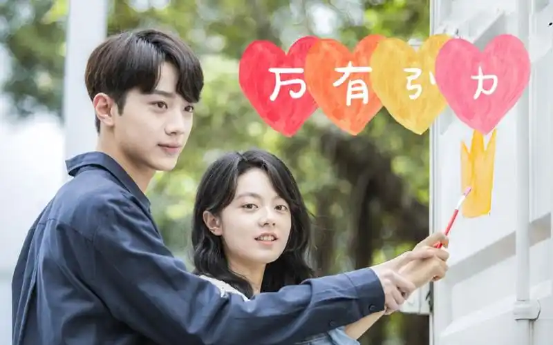 夏日必备小甜歌!用万有引力打开初恋那件小事,赵今麦赖冠霖真甜