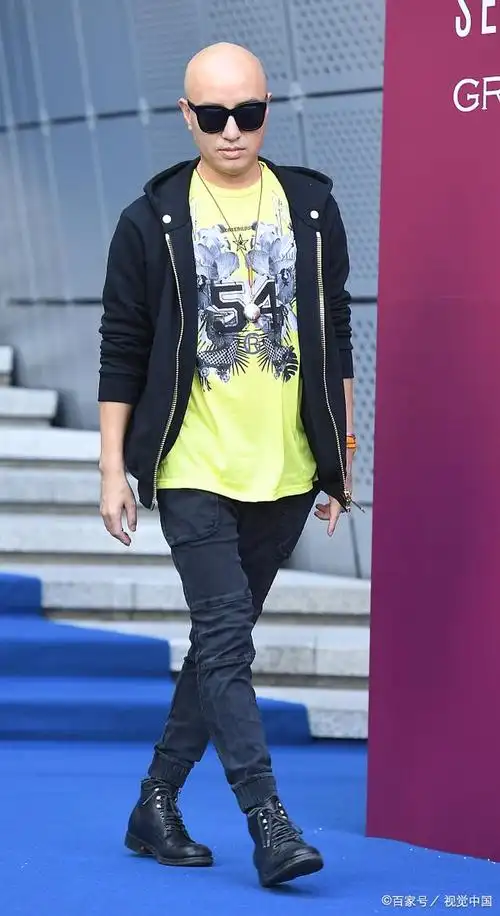 首先,要考虑到光头男人的特点,选择适合的光头男人穿的衣服