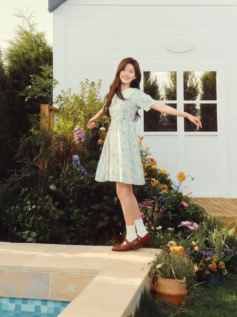 赵露思 身着清新满分的翻领碎花野餐裙,用浪漫与优雅延长温柔 - 抖音