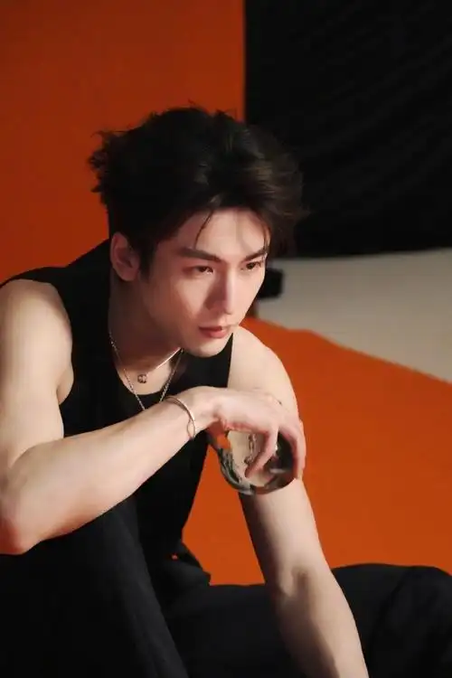 是坚持健身的张凌赫!下次建议腹肌也露一下!