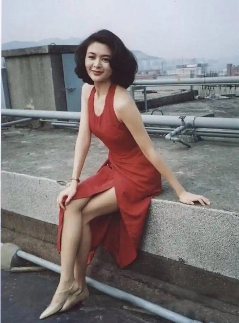 关之琳红裙撩人,美艳动人