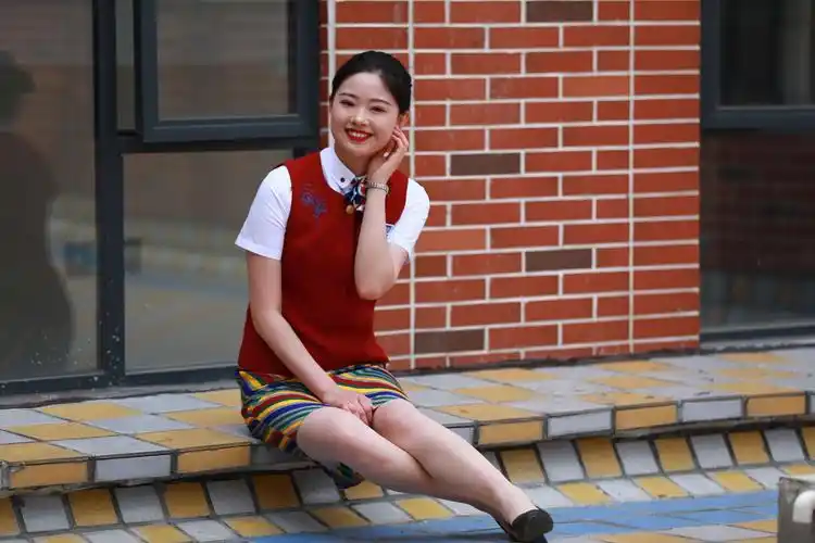 摄影师们对空姐空少的拍摄热情,很多摄影师早上8点就到达学校门口等候