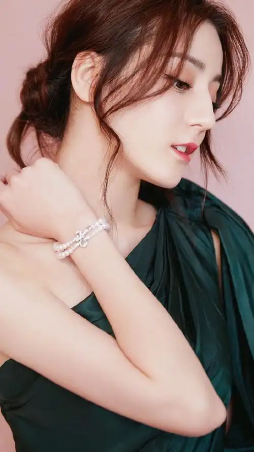 迪丽热巴性感香肩写真图片手机壁纸