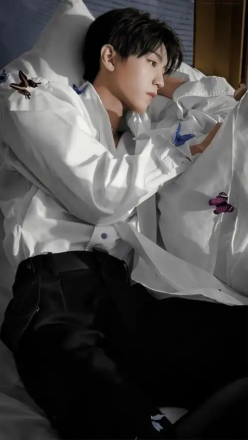 王俊凯抽烟?眼尖网友发现化妆间烟盒,不过成年人抽烟也没啥吧