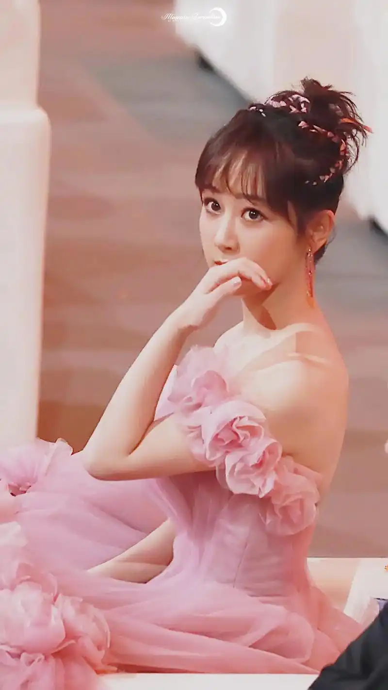 杨紫 好喜欢这一场的礼服紫,今年还有机会看到阿拉紫走红毯吗 - 兑趑