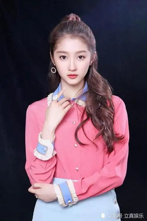 演员关晓彤时尚照片合集