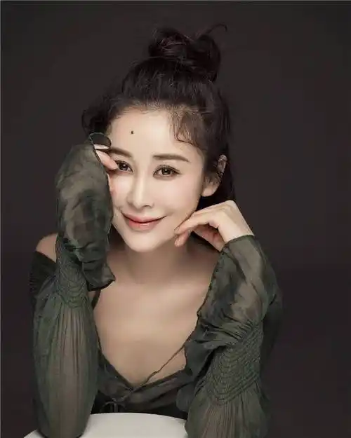 演员周扬曝最新写真 笑容惬意尽显优雅魅力_网易订阅