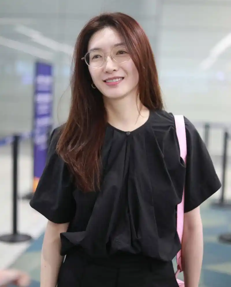 江疏影机场素颜照,这也太丑了,和精修差别好大,几乎没有眉毛,眼睛也小