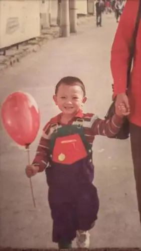 还原黄子韬儿时照片,好爱笑的一个小孩!粉丝:看着自己心情都好