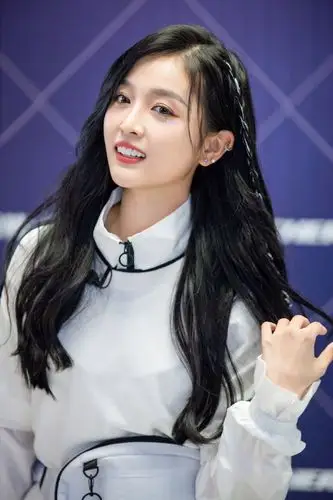 吴宣仪工作室分享品牌活动造型黑白色的搭配简单干净潮流的设计前卫