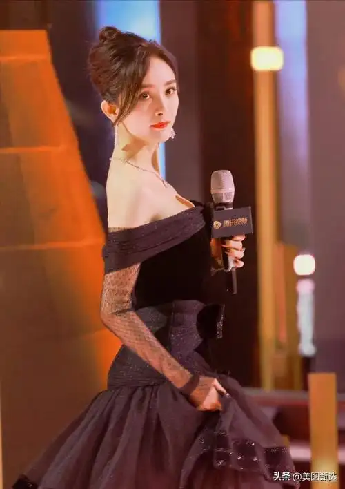 杨幂拾光盛典身材火