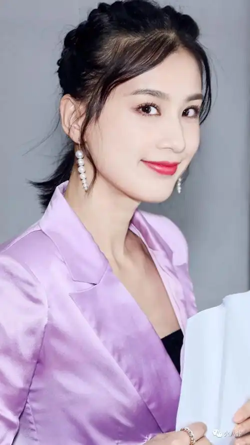 乐skr人!黄圣依再度登上央视舞台,中秋节首次跨界说相声