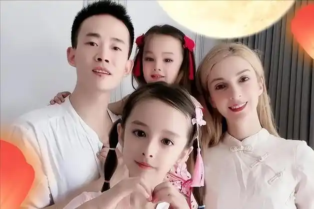 湖北苏华被外国美女模特倒追生2个混血宝宝大女儿超像杨幂