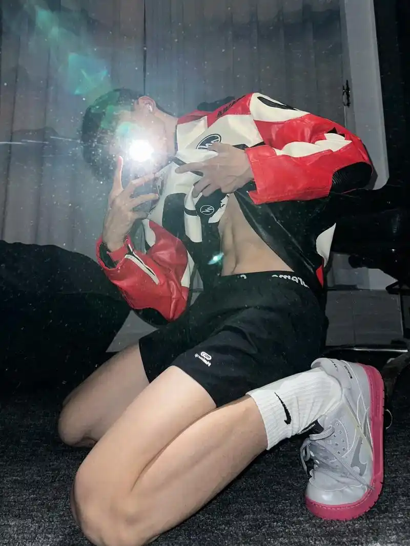 0.机车服狗狗#185大帅哥 #对镜拍 #腹肌 - 抖音