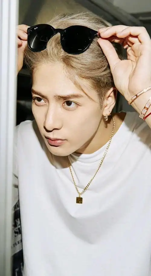 外表阳光帅气的铁憨憨大男孩王嘉尔的帅照