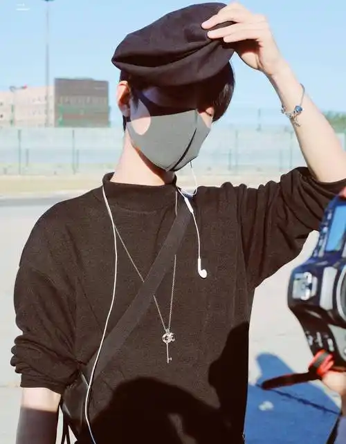 原创21岁宋继扬撞上28岁肖战同是贝雷帽造型一个儒雅一个酷帅