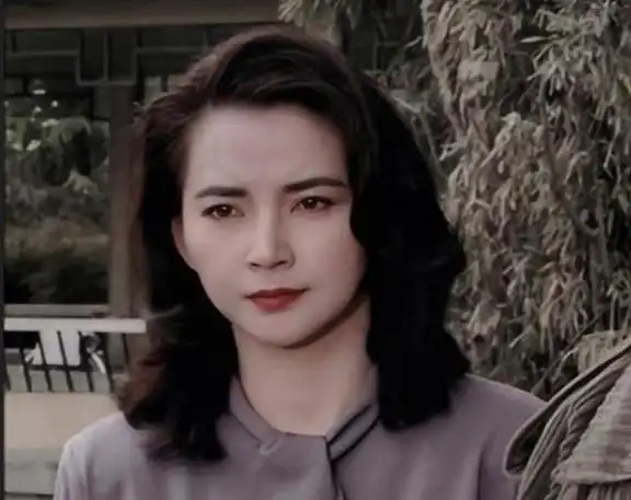 郑晓龙导演一开始想让台湾的打星胡慧中来演这个角色,可是胡慧中那边