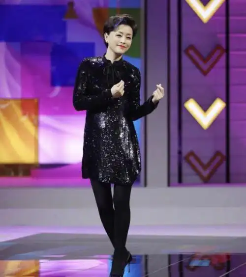 杨澜不愧是古典美人穿棕色上衣配阔腿裤精致优雅气质太出众