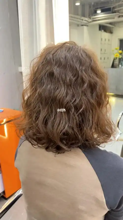 慵懒卷女生短发法式烫羊毛卷案例