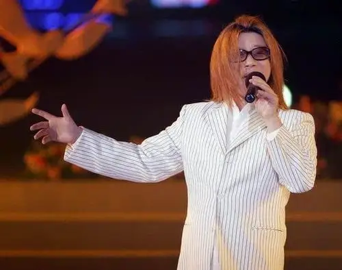 歌手之一,听着他的《天黑》,听着他的《离别》,配上他一头飘逸的长发