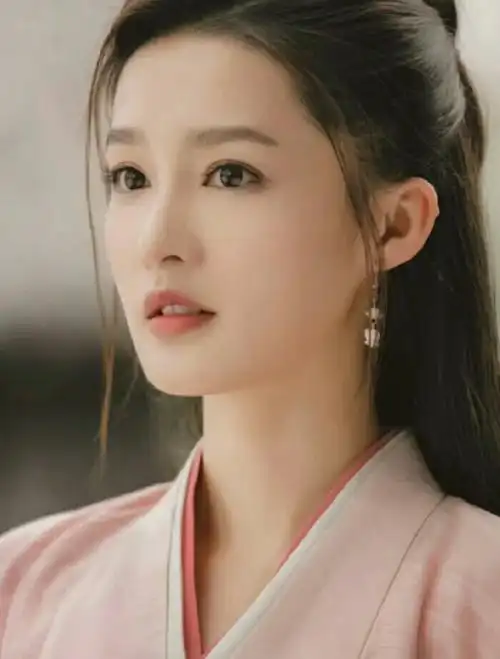 李沁有种温柔内敛的美丽天生的古装美人清冷系女孩