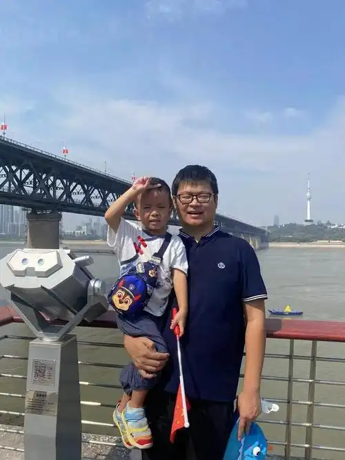 和爸爸一起打卡武汉大街小巷,"翻新"老照片中的家乡新变化