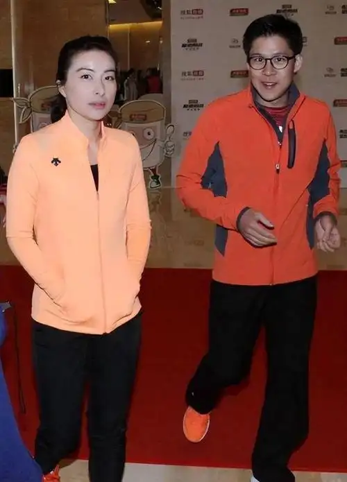 霍启刚夫妇甜美晒照郭晶晶穿碎花衬衣手挽丈夫越发有夫妻相