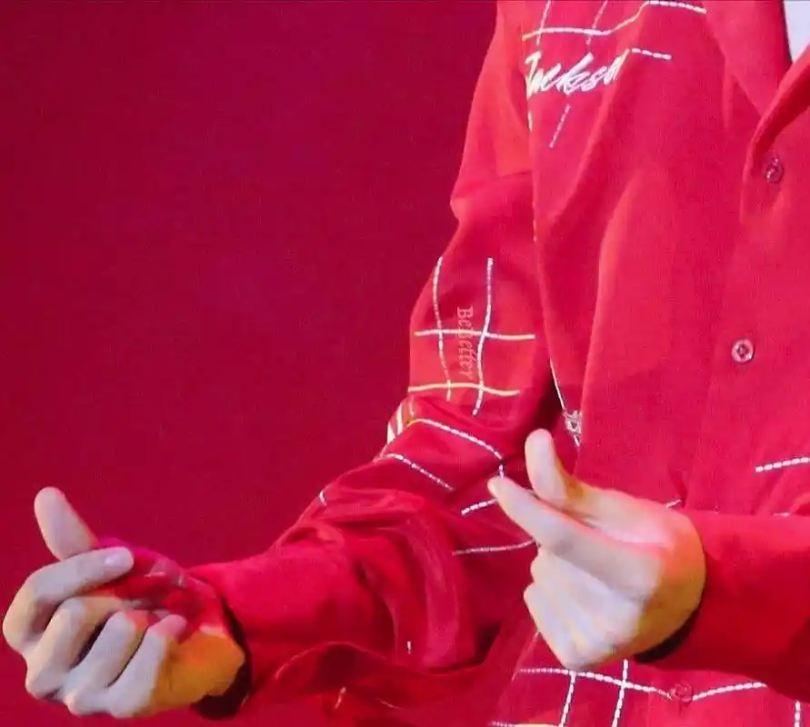 易烊千玺偷偷比心合集 内敛男孩的爱始终藏在心里