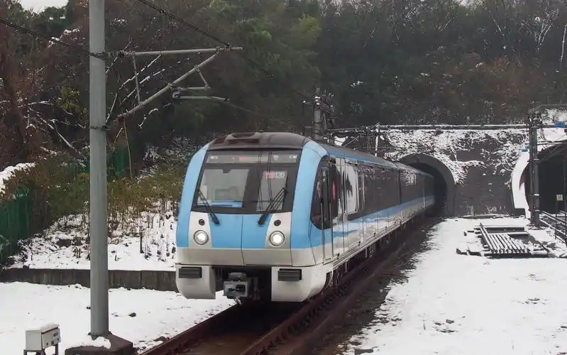 「雪后金陵城」【南京地铁】1号线安德门站列车进出站实拍