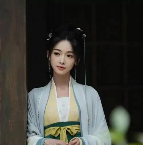 番位争议引发深思近日,一条微博晒出《墨雨云间》吴谨言的剧照,吸引了