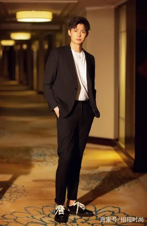 男明星照片帅气(男明星穿黑色西装大pk)
