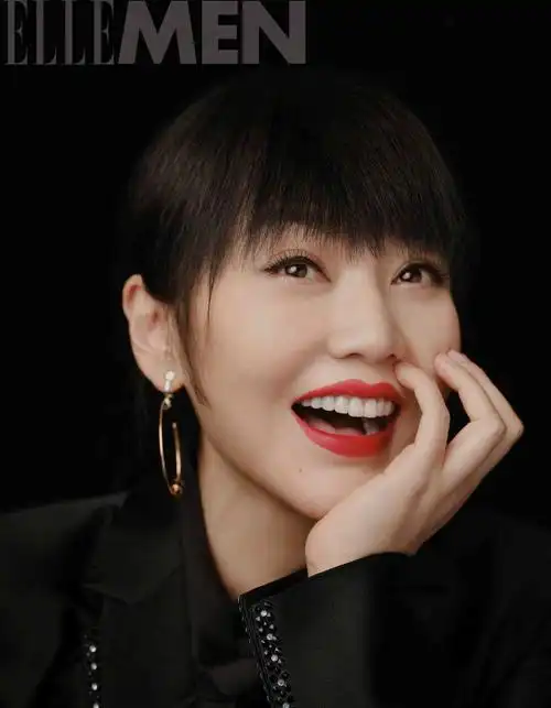 中那个一身正气的领导不一样,在大片中的闫妮似乎更有了自己最真实的