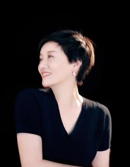 简介:邓婕黑色v领裙短发精神干练写真图片,分享一组邓婕图片给大家,图