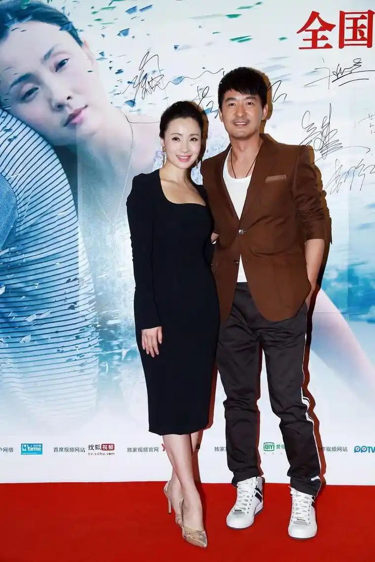 陶虹和徐峥真是各玩各的,一个胖成大叔约美女酒吧买醉