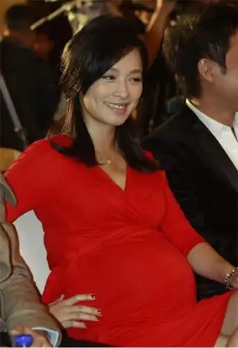 娱乐圈那些冒著生命危险怀孕生子的女明星!范范牺牲好大!