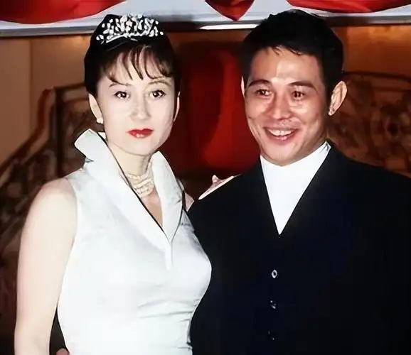 李连杰对利智的爱并没有因为结婚就变淡,反倒是越发疼宠.