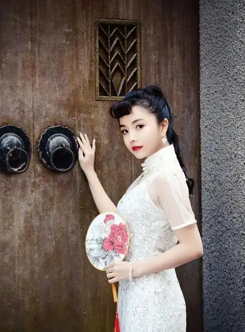 马尾,看着就是很清丽俏皮,作为一个娃娃脸的妹子,安琦穿旗袍还是比较