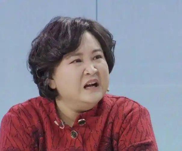 最近一张贾玲小时候照片.手里拿着一头牛,憨态可掬.