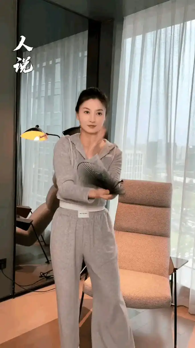 女星斓曦长时间没有消息,突然在个人社交平台上分享了一段跳舞视频,但